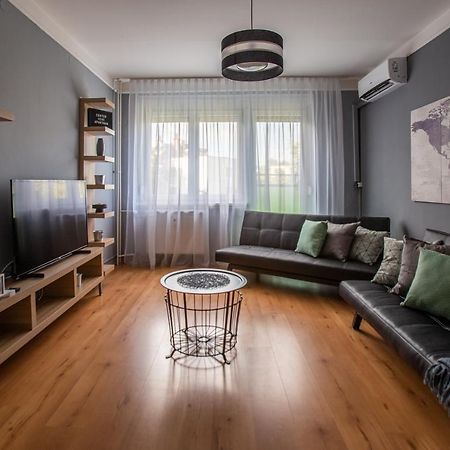 Center Home Apartman Oroshaza Bagian luar foto